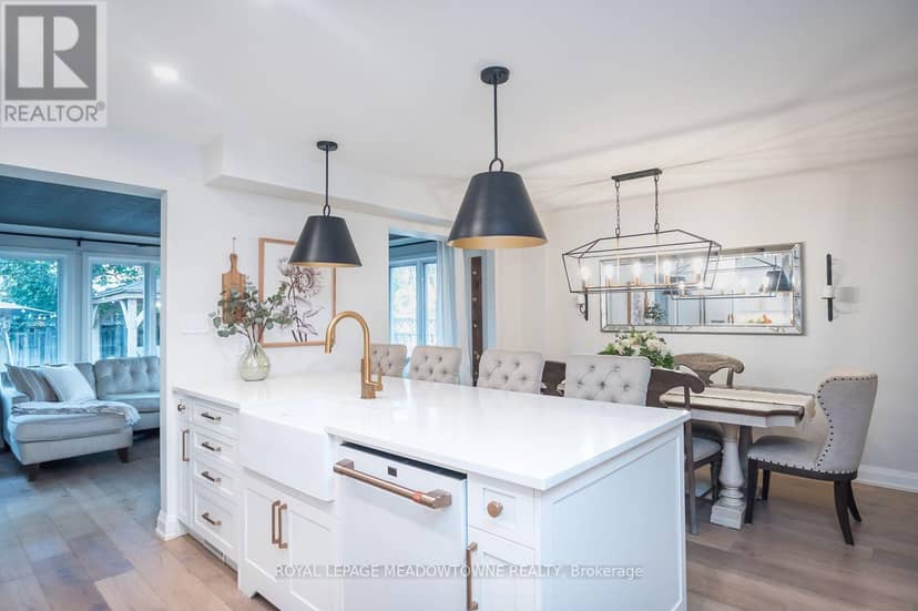 823 Laurier Avenue — photo 10 of 40