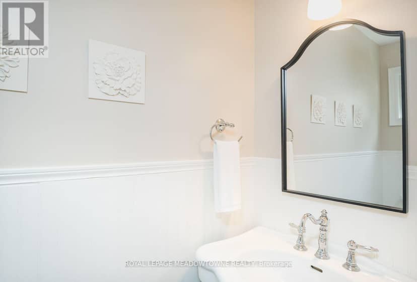 823 Laurier Avenue — photo 17 of 40