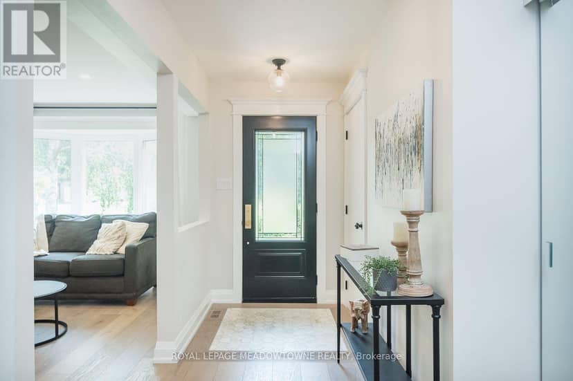 823 Laurier Avenue, Milton, photo 2