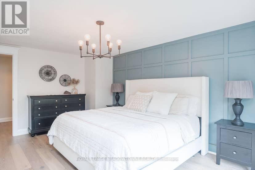 823 Laurier Avenue — photo 23 of 40
