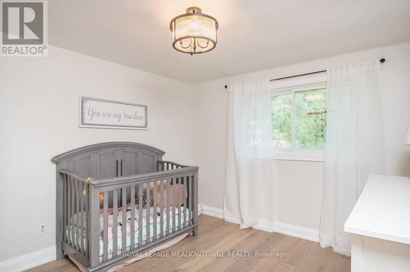 823 Laurier Avenue — photo 25 of 40