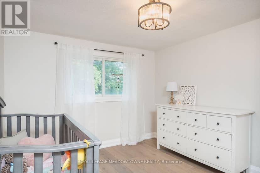823 Laurier Avenue — photo 26 of 40