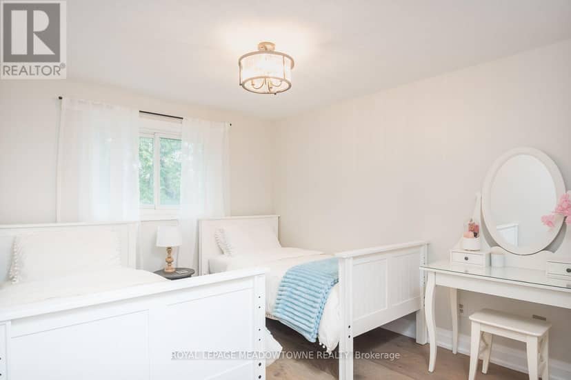 823 Laurier Avenue — photo 28 of 40