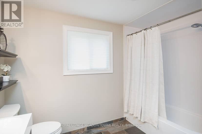 823 Laurier Avenue — photo 32 of 40