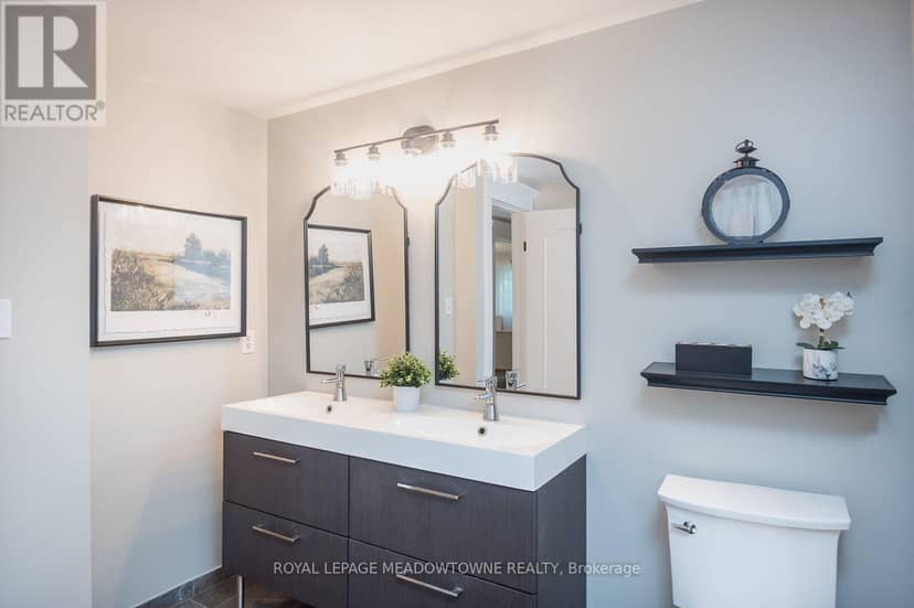 823 Laurier Avenue — photo 33 of 40