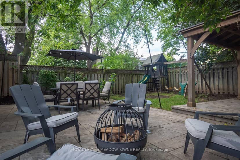 823 Laurier Avenue — photo 38 of 40