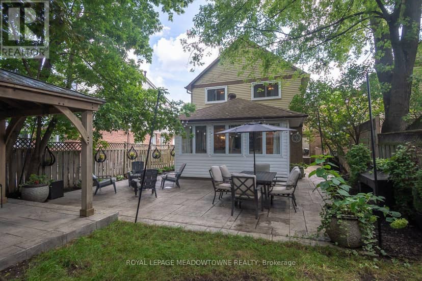 823 Laurier Avenue — photo 40 of 40
