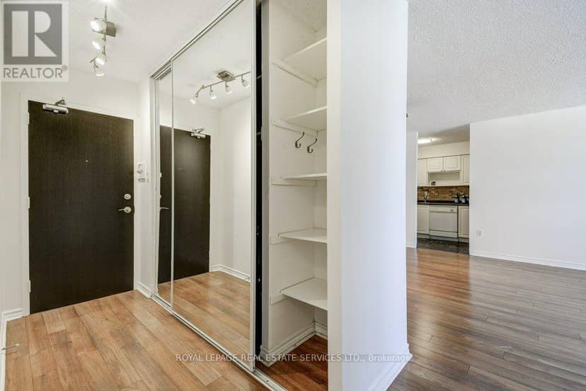 404 - 212 Kerr Street — photo 12 of 38