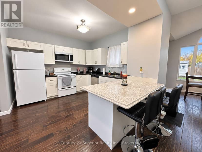 128 Bethune Street — photo 15 of 40