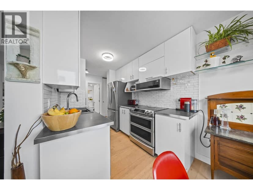 301 1330 Harwood Street — photo 13 of 36