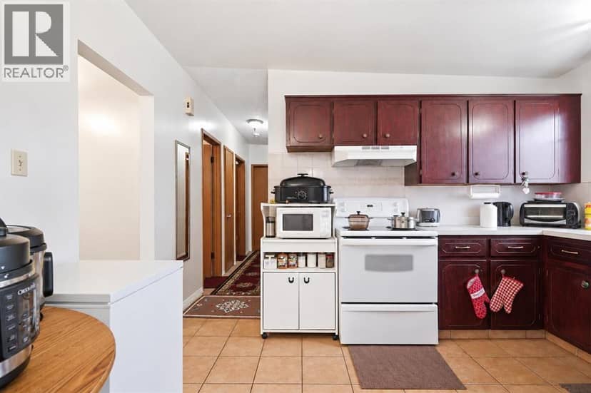 1612 24 Avenue NW — photo 17 of 28