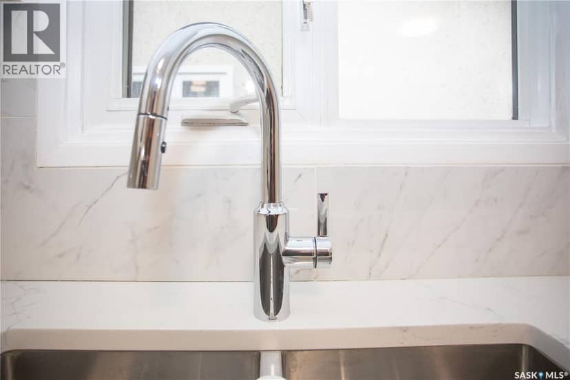 114 Willoughby CRESCENT — photo 9 of 40