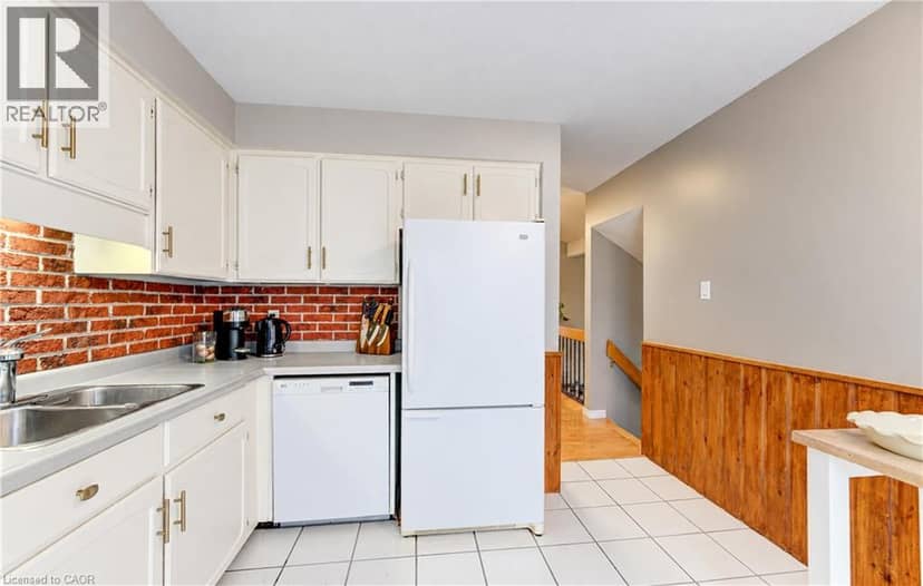102 TOYNBEE Crescent — photo 15 of 40