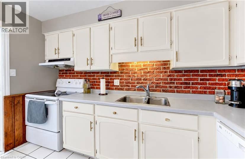 102 TOYNBEE Crescent — photo 13 of 40