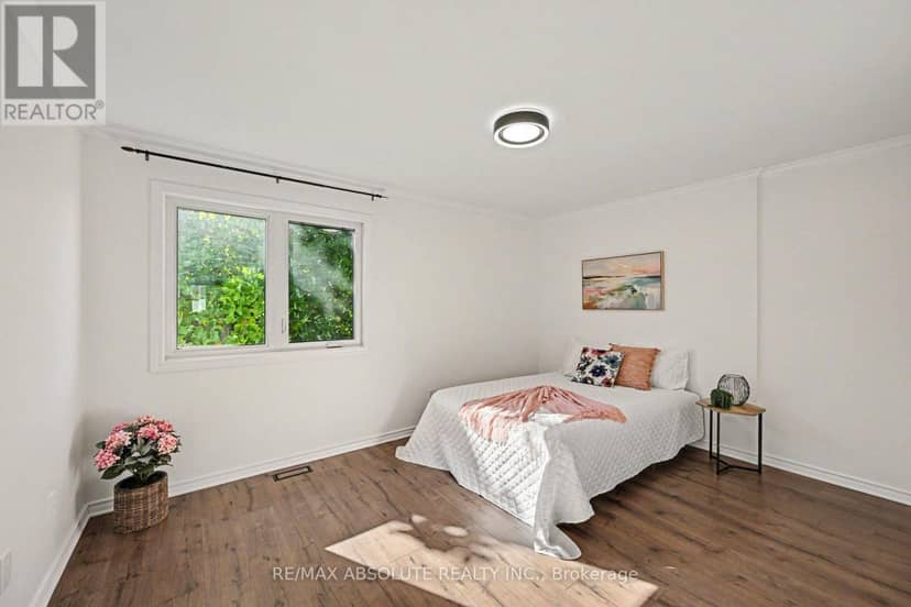 13 Spruce Crescent — photo 19 of 37