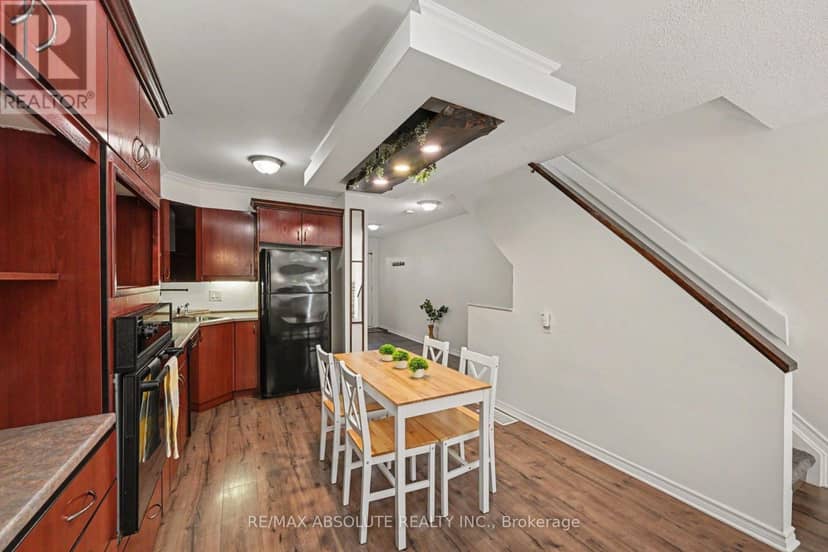 13 Spruce Crescent — photo 4 of 37