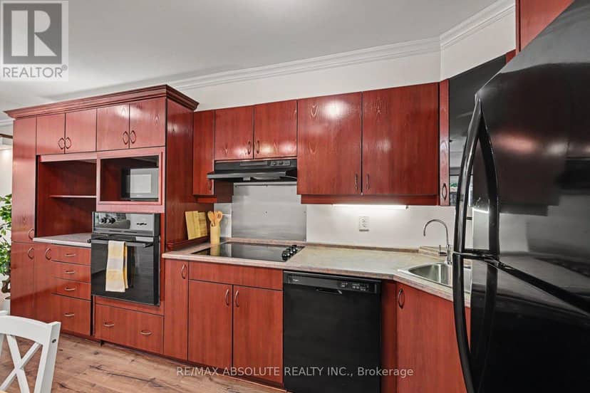 13 Spruce Crescent — photo 6 of 37