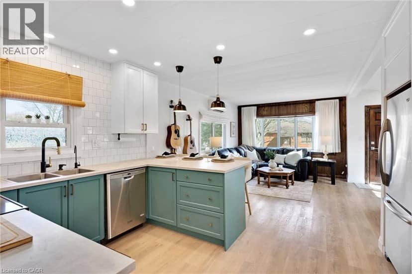 28 MACPHERSON Crescent — photo 15 of 40