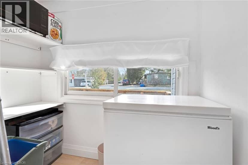 28 MACPHERSON Crescent — photo 18 of 40