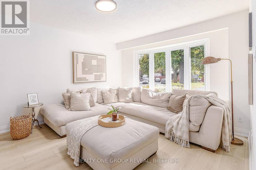 938 Harding Street, Whitby, photo 2