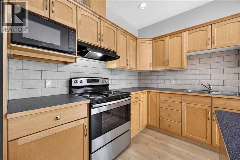 262 21 Avenue NE — photo 15 of 40