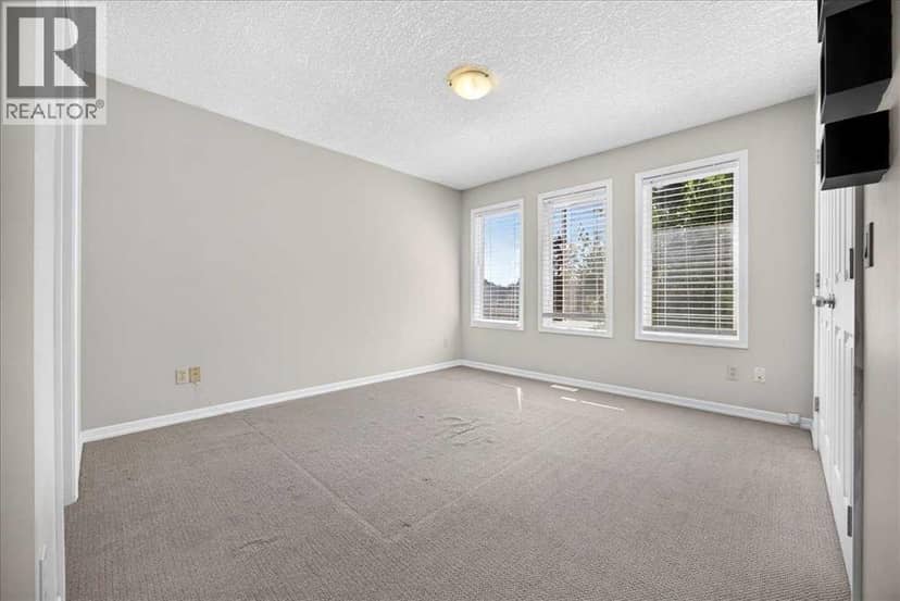 262 21 Avenue NE — photo 25 of 40