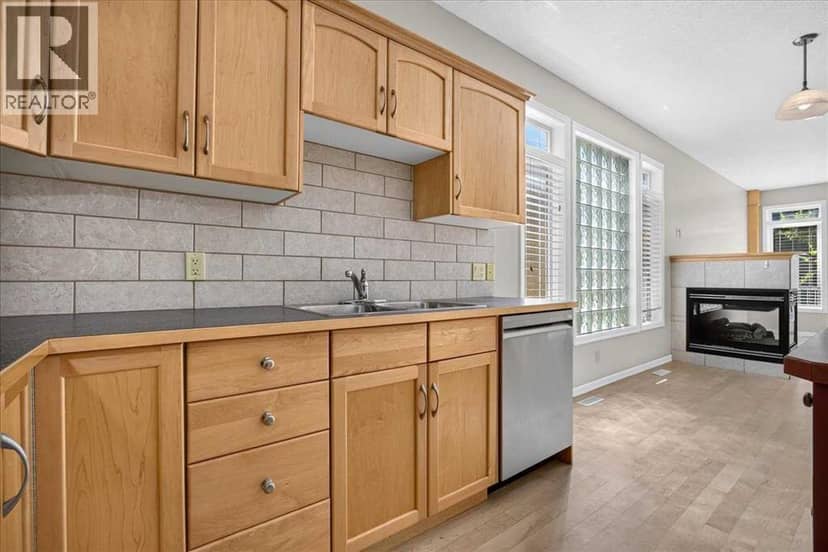 262 21 Avenue NE — photo 18 of 40