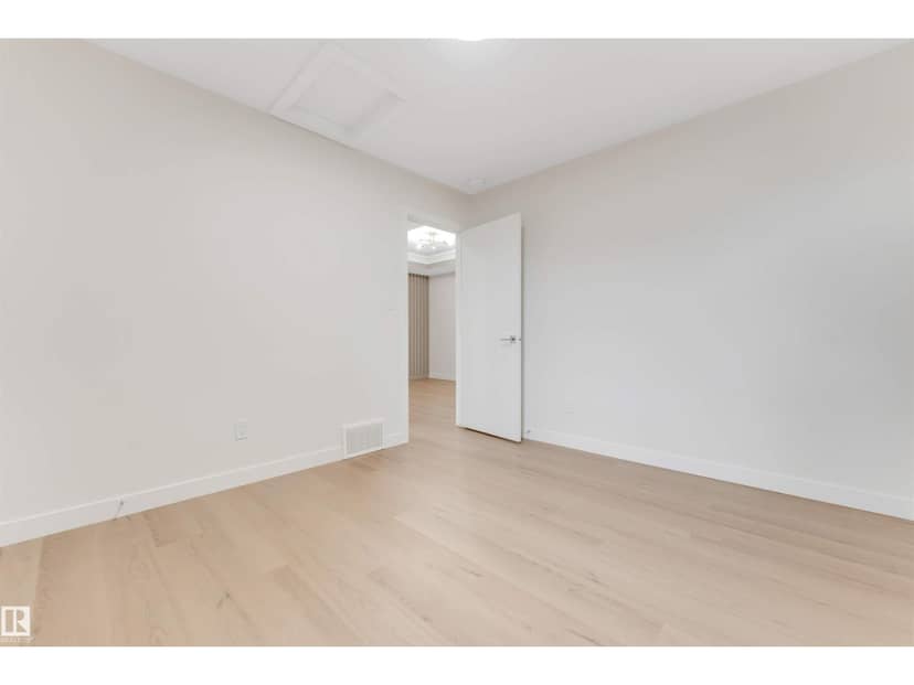 3912 39 AV — photo 33 of 40