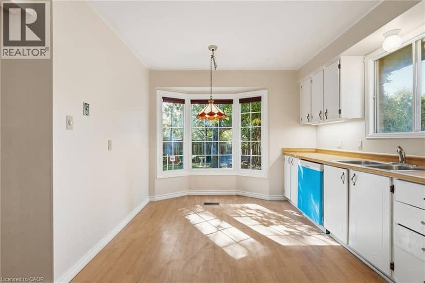 471 KNIGHTSBRIDGE Crescent — photo 17 of 40