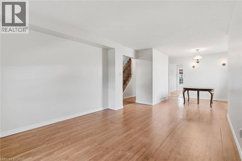 471 KNIGHTSBRIDGE Crescent — photo 10 of 40