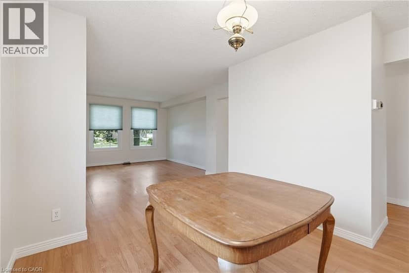 471 KNIGHTSBRIDGE Crescent — photo 12 of 40