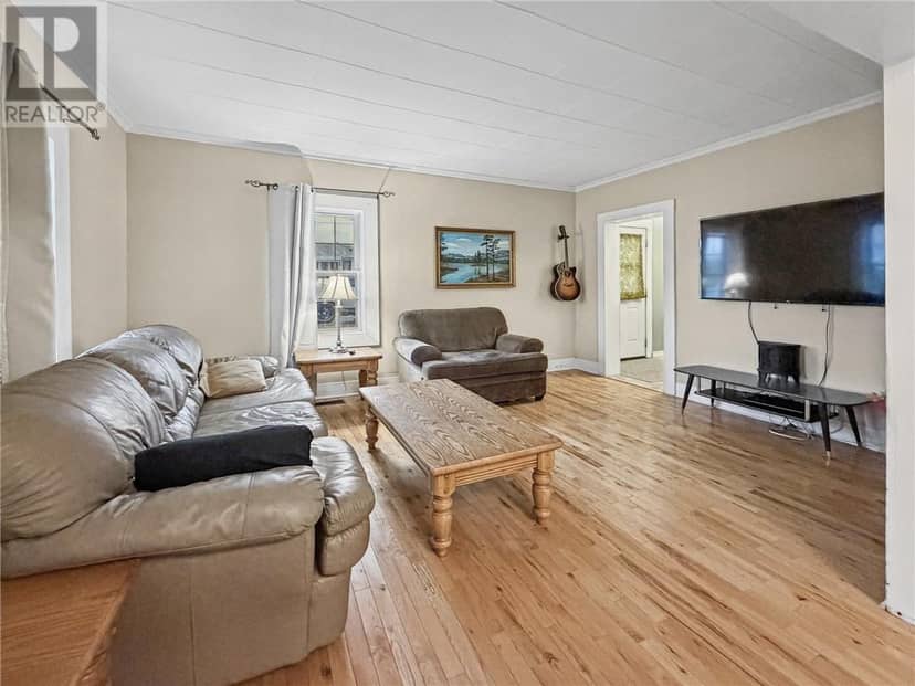 282 Syroid Street, Espanola, photo 5