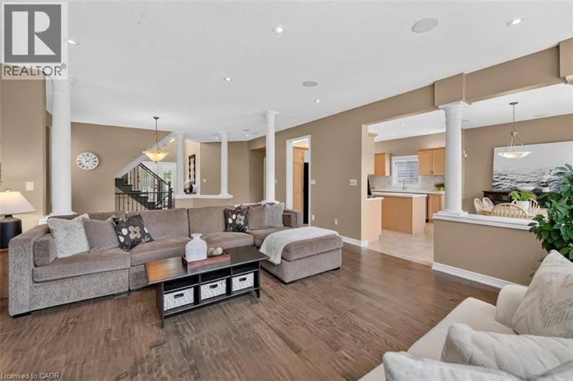 123 MOORLAND Crescent — photo 8 of 39