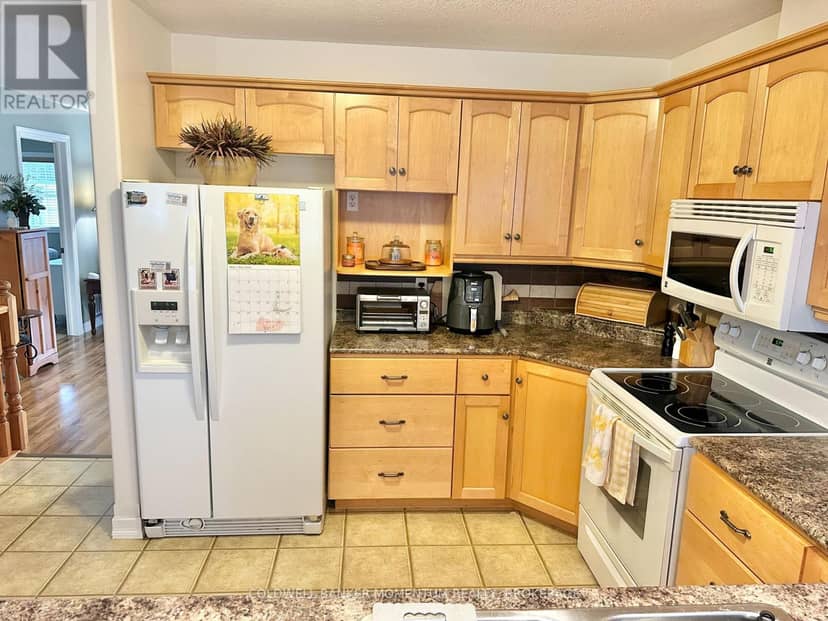 4 - 409 Queen Street — photo 10 of 32