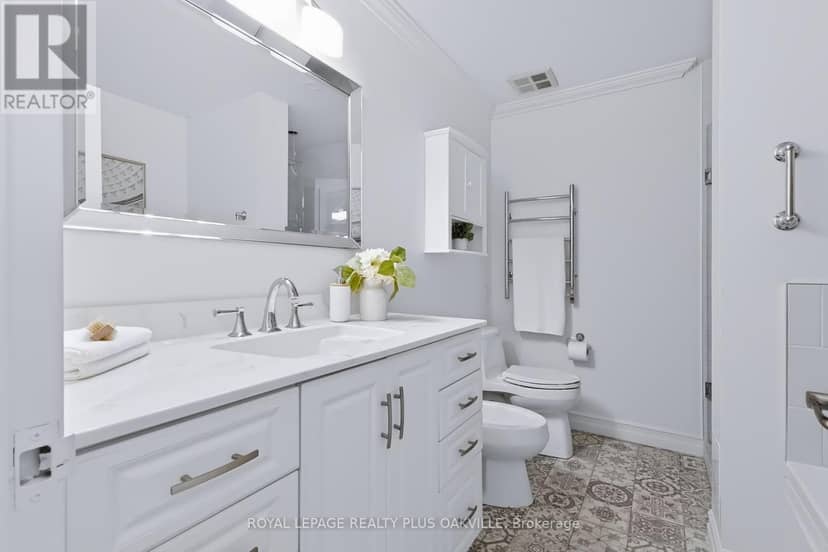 712 - 2511 Lakeshore Road W — photo 26 of 40