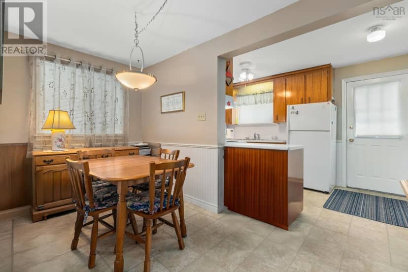 2883 Connaught Avenue — photo 2 of 17