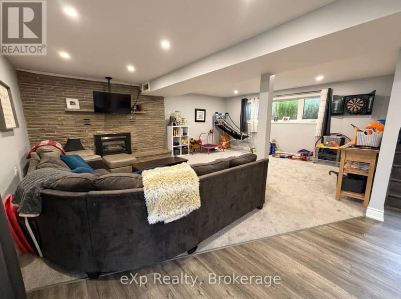 271 Thomas Street — photo 21 of 25