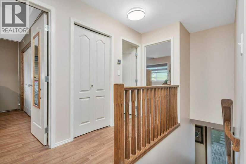 105 Pondside Crescent — photo 14 of 40
