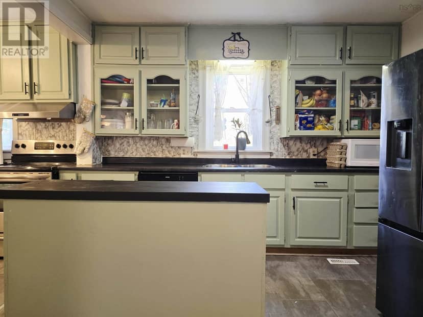 32 Maple Drive — photo 9 of 38
