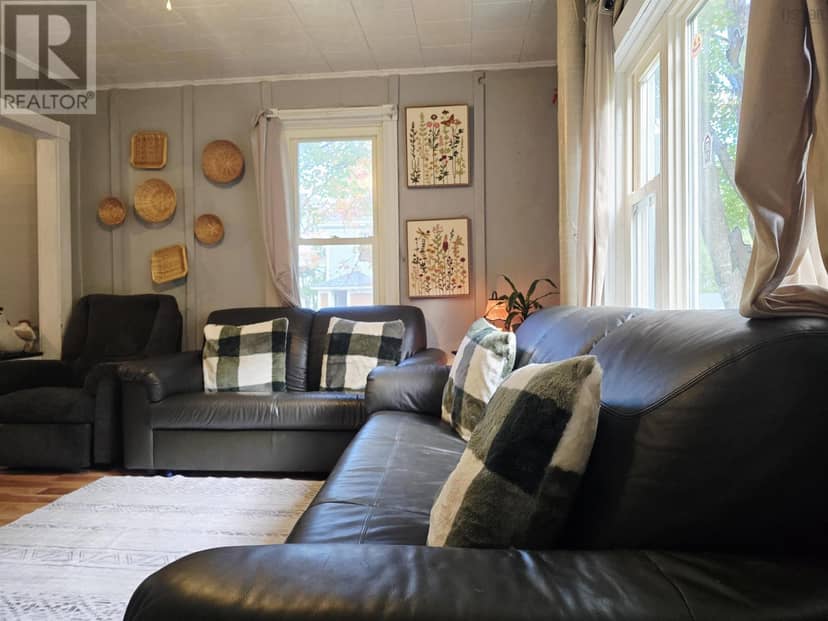 32 Maple Drive — photo 17 of 38