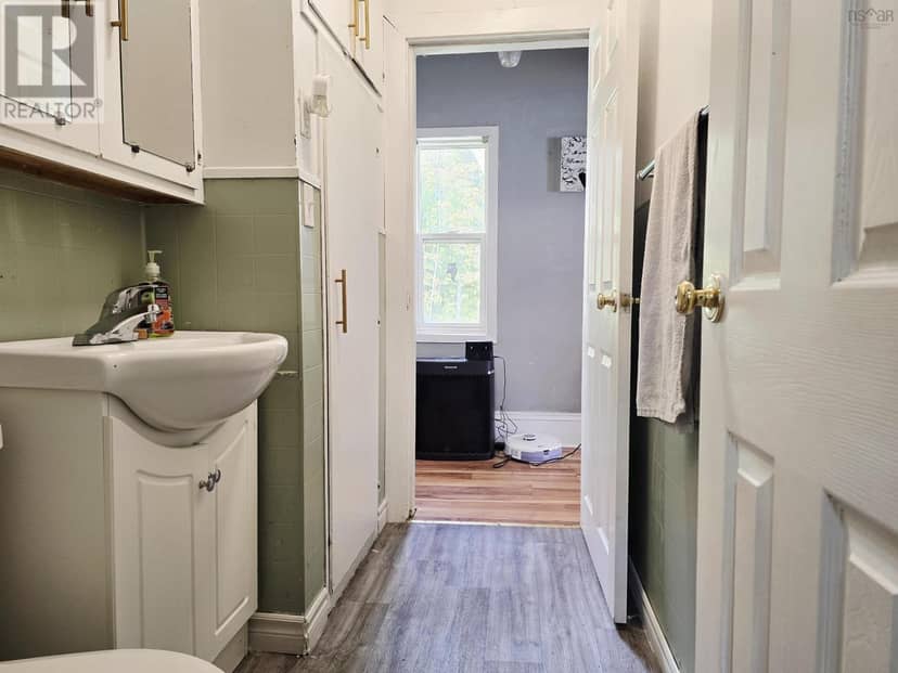 32 Maple Drive — photo 13 of 38