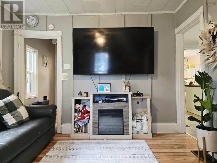 32 Maple Drive — photo 15 of 38