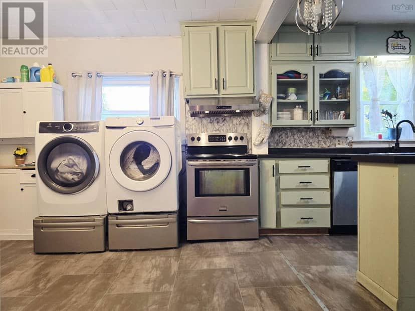 32 Maple Drive — photo 6 of 38