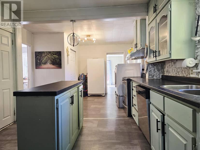 32 Maple Drive — photo 8 of 38