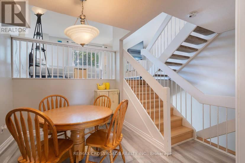 65 - 10 Rodda Boulevard — photo 11 of 36