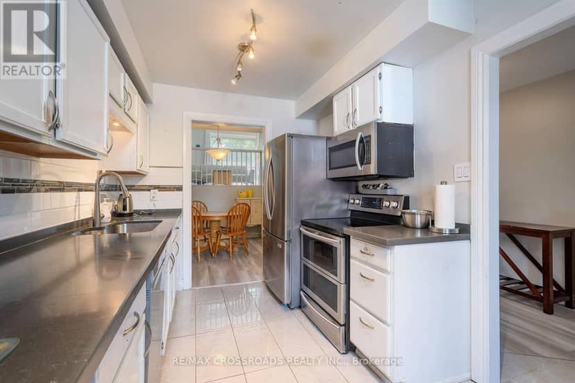 65 - 10 Rodda Boulevard — photo 9 of 36