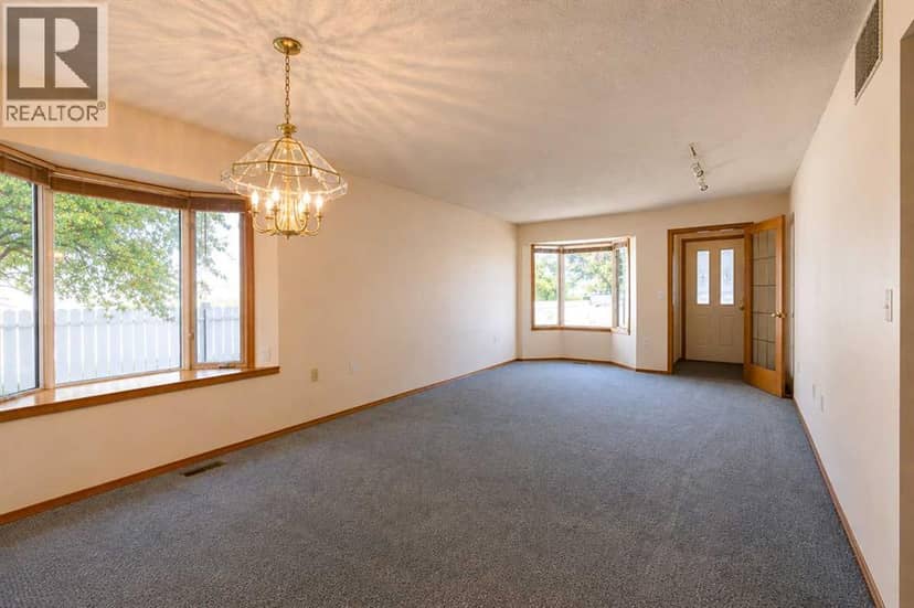 28 Dale Close, Red Deer, photo 8