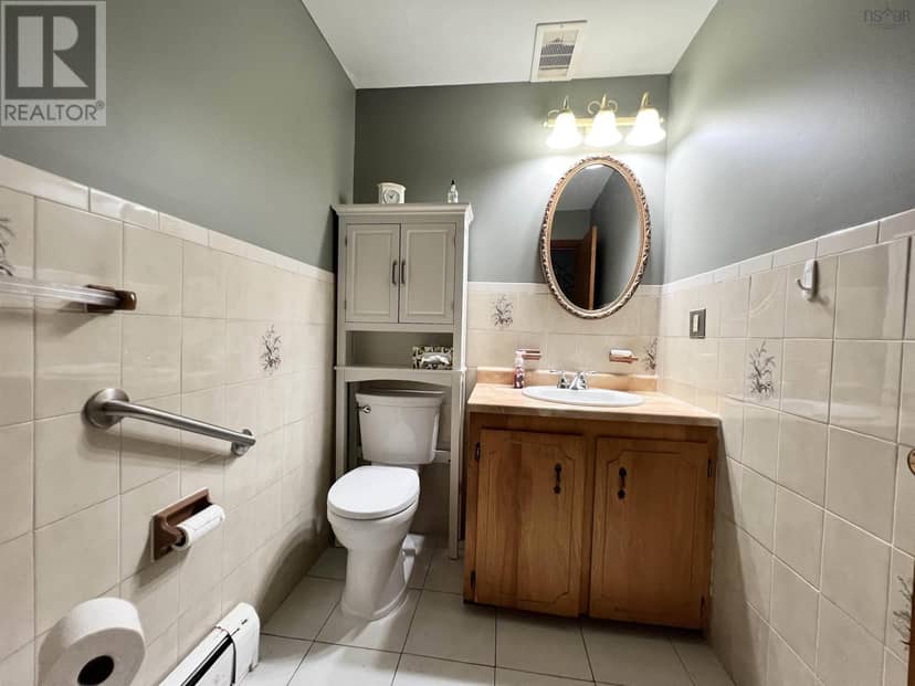 6 RAYMOND Drive — photo 12 of 31