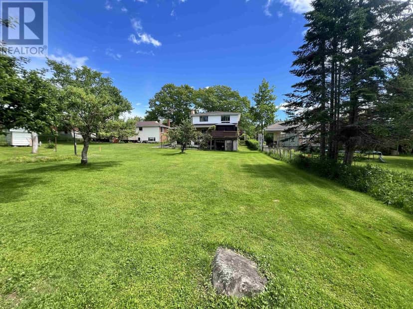 6 RAYMOND Drive — photo 4 of 31