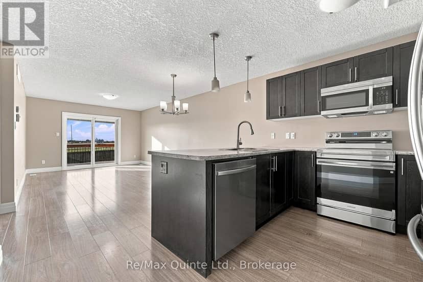 32 Cortland Crescent — photo 12 of 40